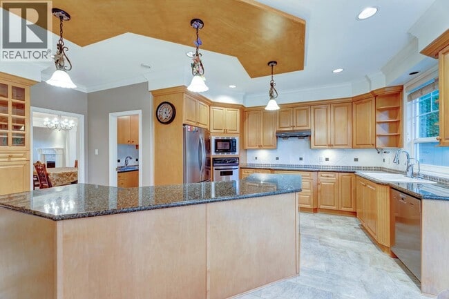 Building Photo - 7988 Sunnyholme Crescent