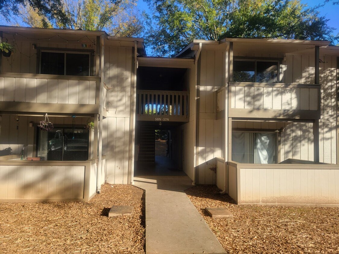 Foto principal - 3 Bedroom/2 bath upper level condo