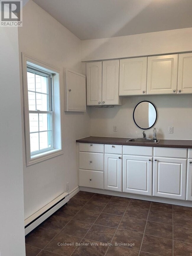 Building Photo - 16 Queen St N