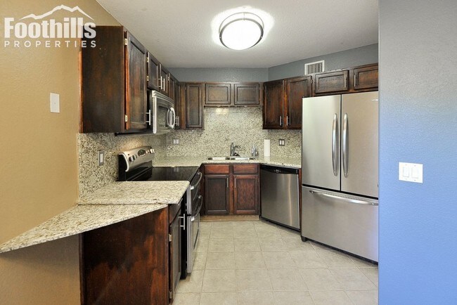 Foto del edificio - 6655 N Canyon Crest Dr