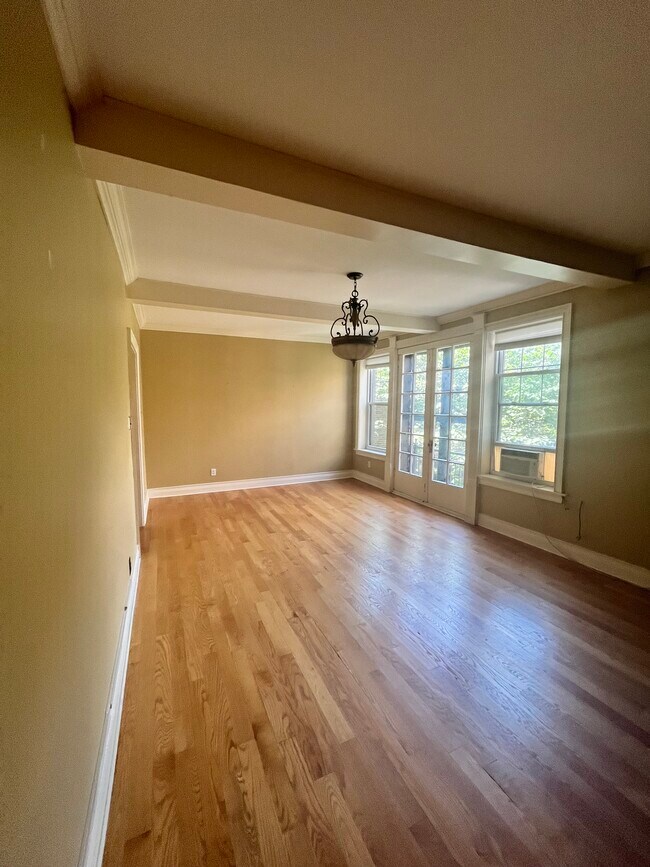 Living room - 2315 N Commonwealth Ave