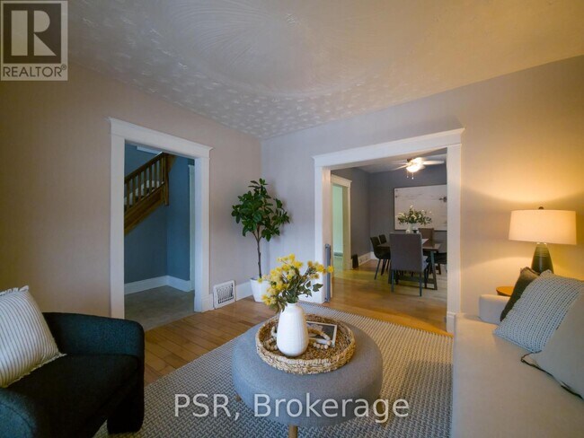 Photo du bâtiment - 58 Pandora Ave N