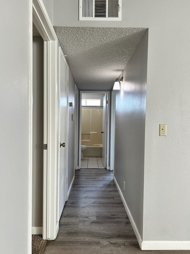 Building Photo - 933 W Atkins Ave