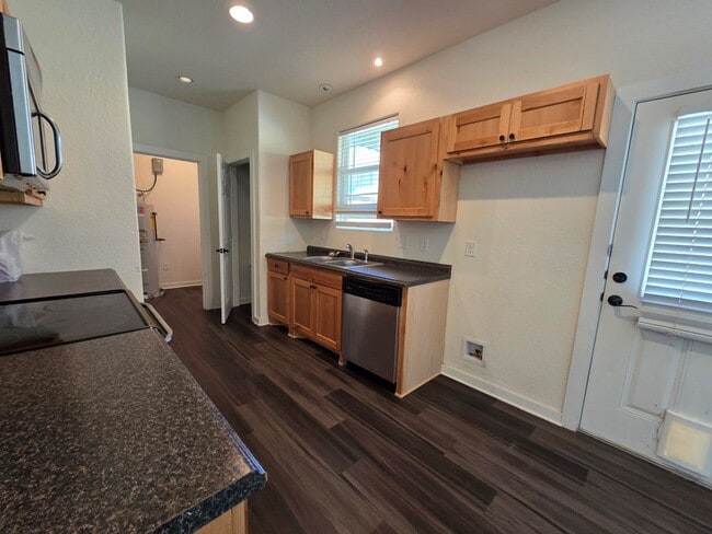 Building Photo - 121 Ivy Ln