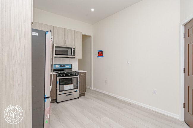 Building Photo - 696 Hancock St