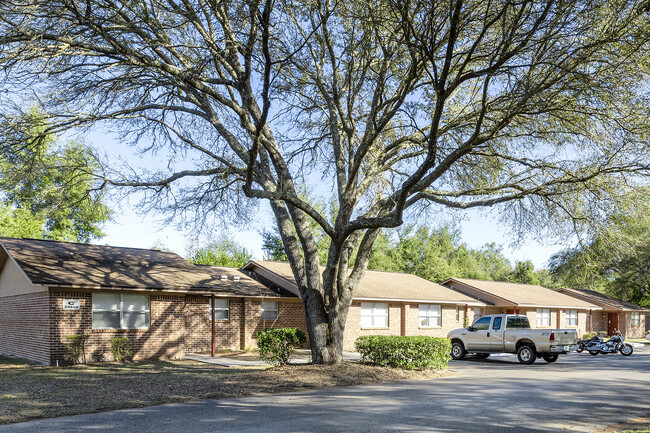 Building Photo - The Villas at High Springs