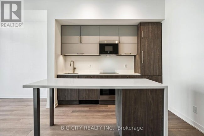 Photo du bâtiment - 8119-18119 Birchmount Rd