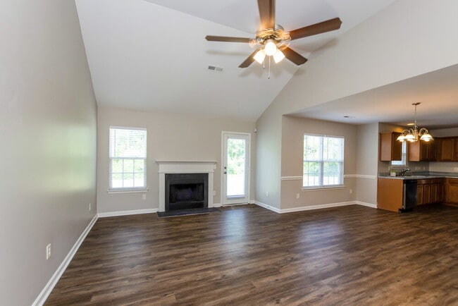 Foto del edificio - 7443 Hidden Creek Dr