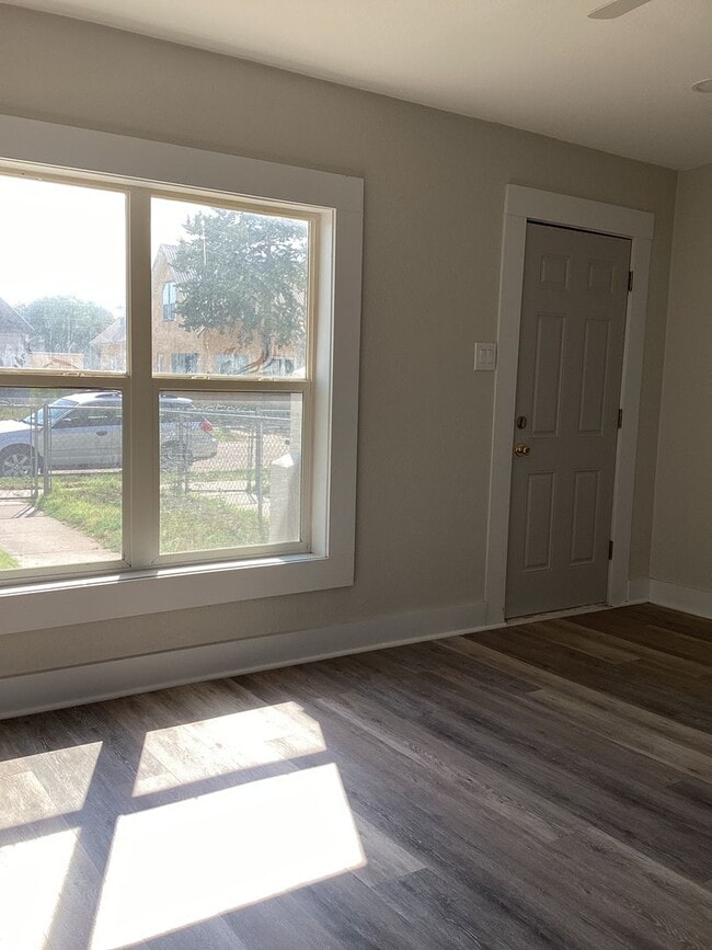 Building Photo - Gorgeous Newly Renovated 1 Bedroom Pets We...