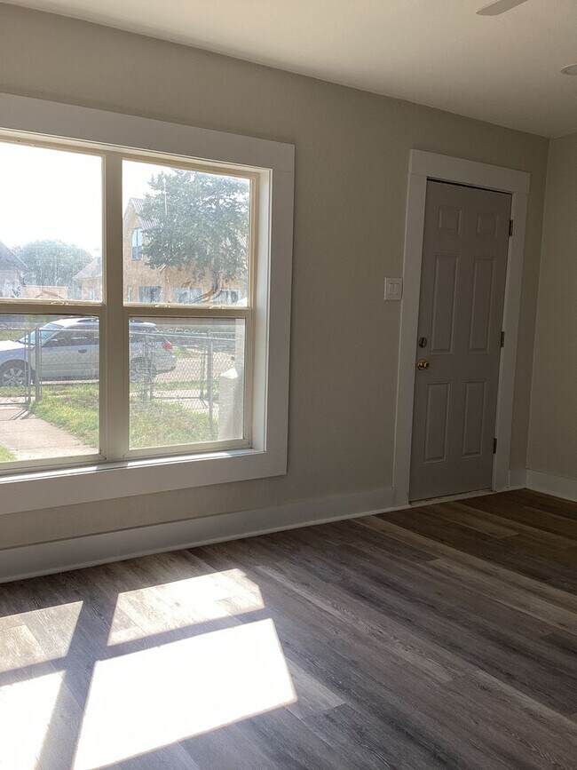 Foto del edificio - Gorgeous Newly Renovated 1 Bedroom Pets We...