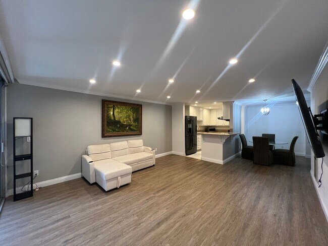 Foto del edificio - 6526 Ocean Crest Dr