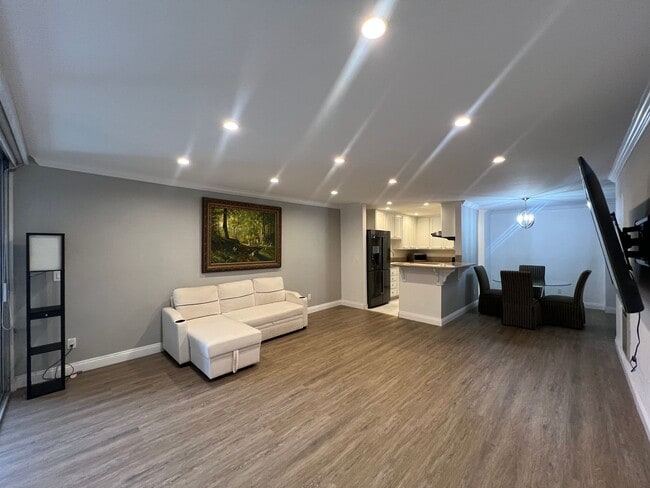 Building Photo - 6526 Ocean Crest Dr