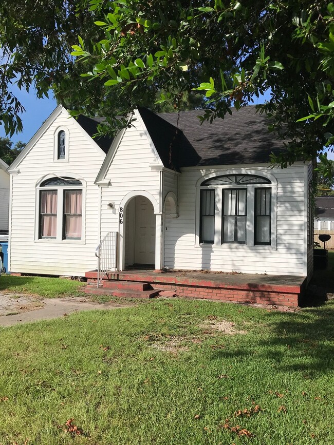 Building Photo - 806 E University Ave