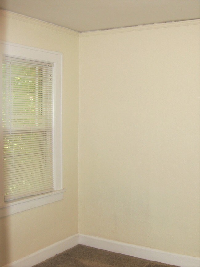 Building Photo - Vintage Bungalow