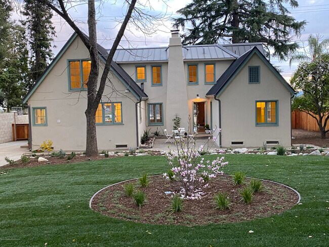 Building Photo - 53 E Altadena Dr