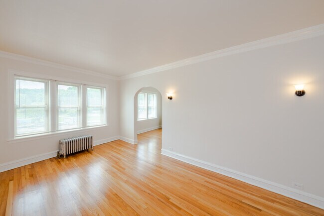 Building Photo - 9107 S Beverly Blvd