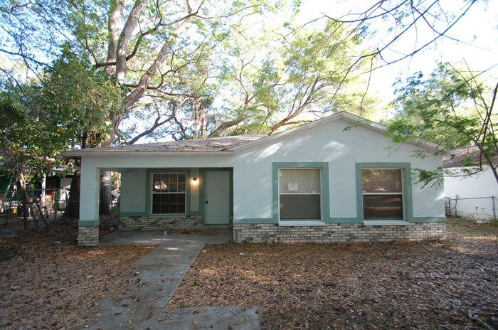 Primary Photo - 4 Bedroom and a Nice Yard!!
