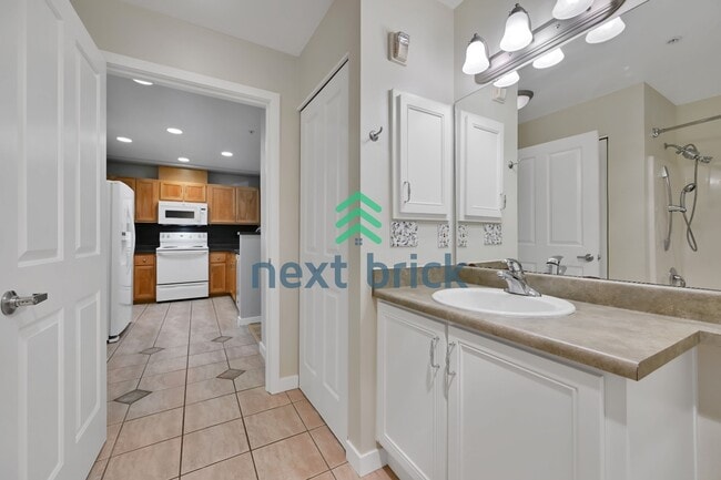 Building Photo - "Charming 1-Bedroom Condo in Redmond: Cozy Living with Modern Comfort at 641 Sq Ft!"