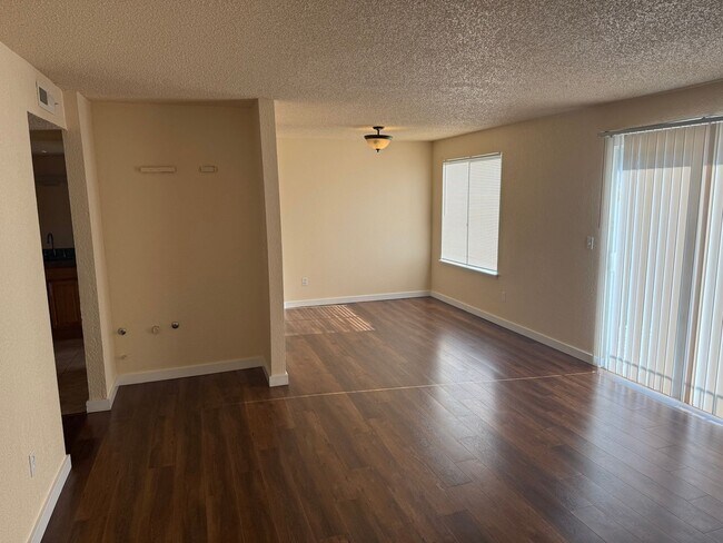 Foto del edificio - Beautiful 3 Bed/2 Bath Condo with 2 Parkin...