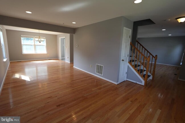 Building Photo - 5213 Zephyr Ave