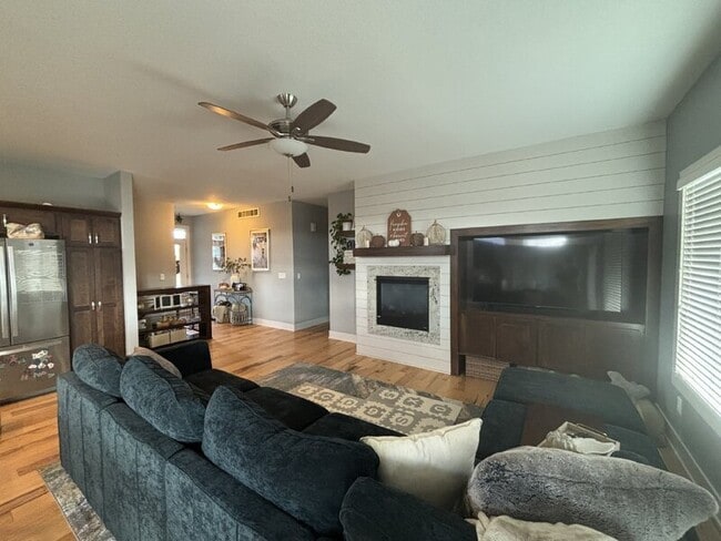 Building Photo - 580 NE Bowman Dr