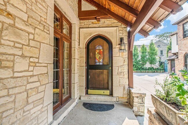Building Photo - 5069 N Lake Dr
