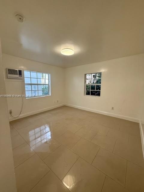 Foto del edificio - 6966 Byron Ave