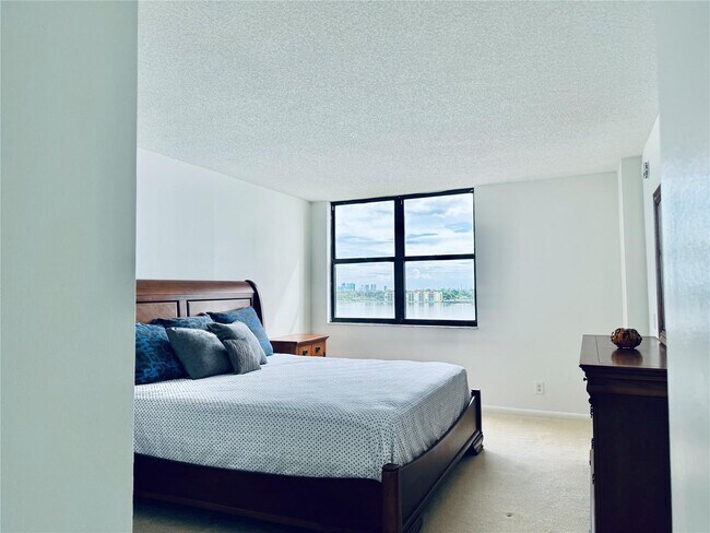 Building Photo - 105 Lake Emerald Dr