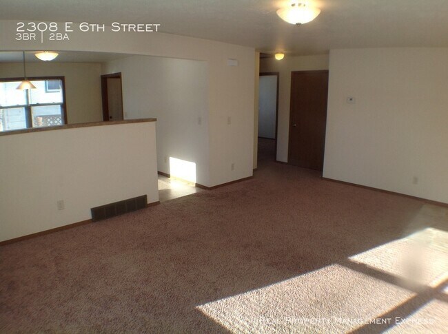 Foto del edificio - Check out this great 3 Bedroom Duplex