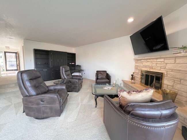 Building Photo - Furnished 4 Bed 3 Bath Patio Home with Stu...
