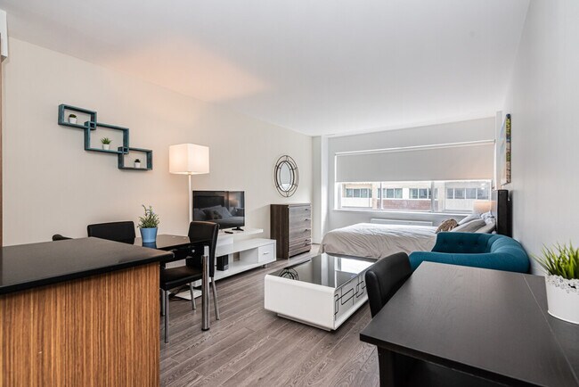 Building Photo - 3527 Rue de la Montagne