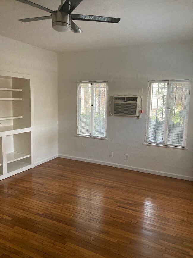 Building Photo - 427 S Oakhurst Dr