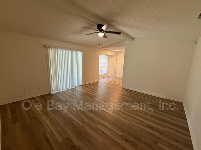 Foto del edificio - 1704 Andover Blvd