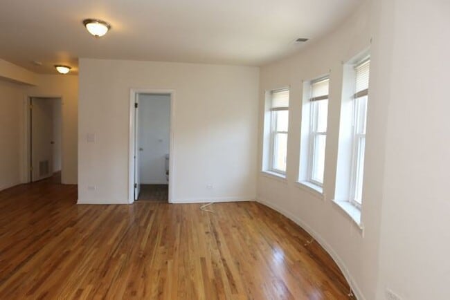 Interior Photo - 4501-4515 N Malden St