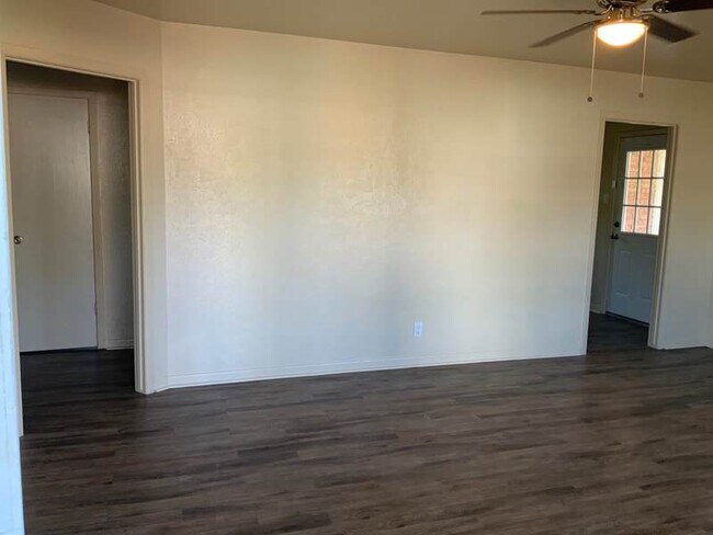 Building Photo - Good looking, updated 2 bedroom close to c...