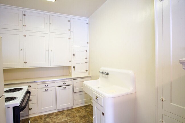 Foto del edificio - Ladd's Addition: Sunny Studio with Hardwoods + Lovely Architectural Appeal!