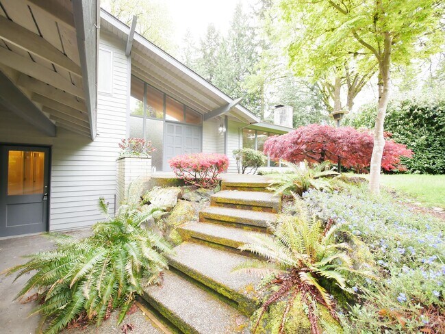 Building Photo - 3 Bed and 3 Bath Plus Office Private Singl...