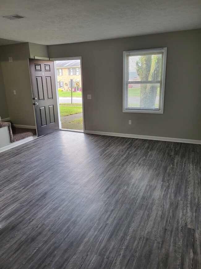 Foto del edificio - 313 Churchill Dr