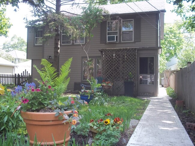 Coach House - 3026 Park Pl