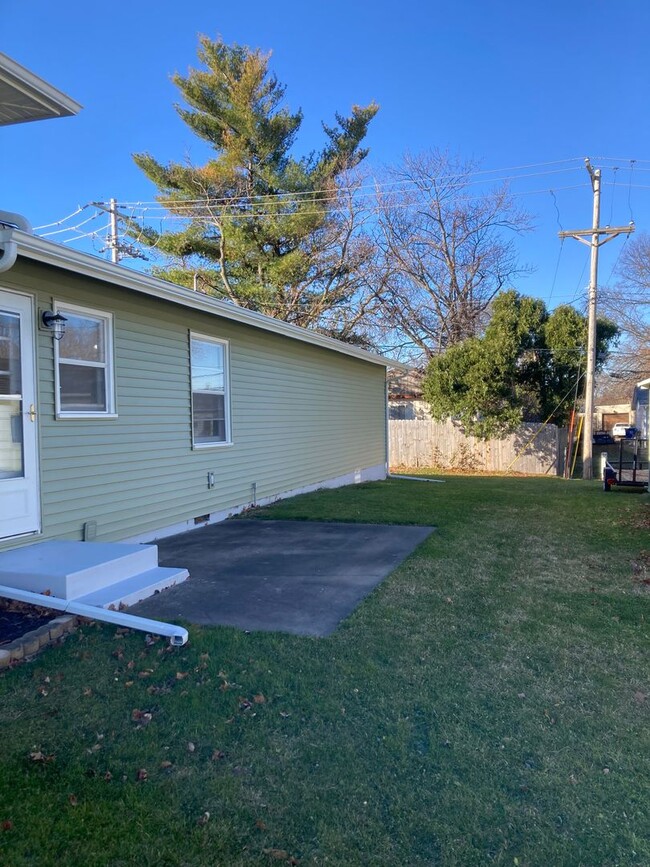 Building Photo - 3 Bedroom 2 Bath House in Bettendorf!