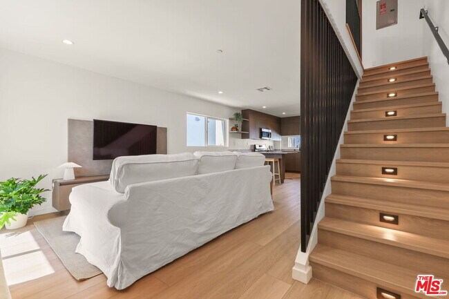 Building Photo - 843 Mariposa Ave