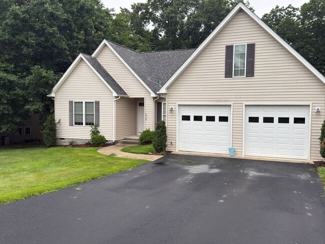 Building Photo - Beautiful Three Bedroom, Two and a half Bath home available in River Wood of Fairlawn