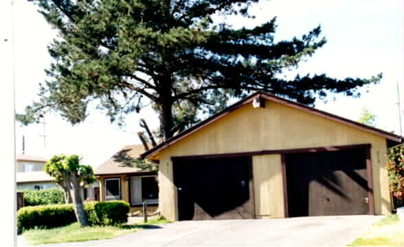 Building Photo - 215-221 Barbara Dr