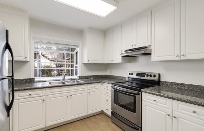 Building Photo - 520 Canyon Oaks Dr