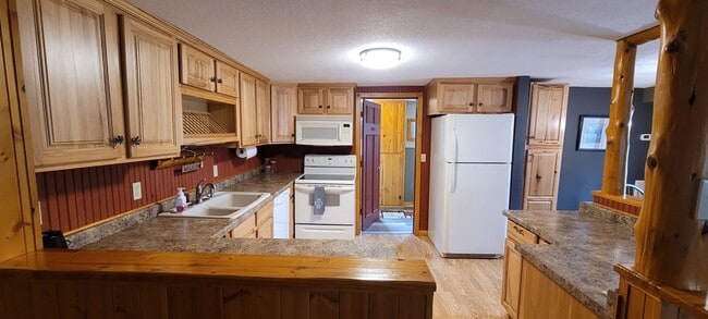 Building Photo - Fully Furnished 3 Bedroom Cabin
