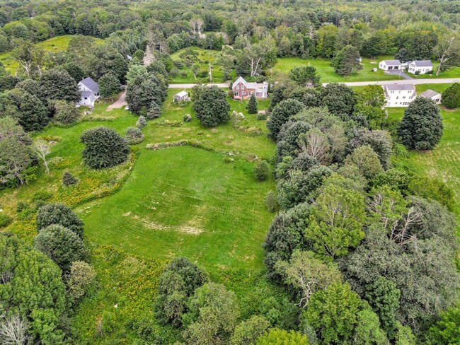 Building Photo - SINGLE FAMILY HOME WITH OWNER PAID OIL HEA...