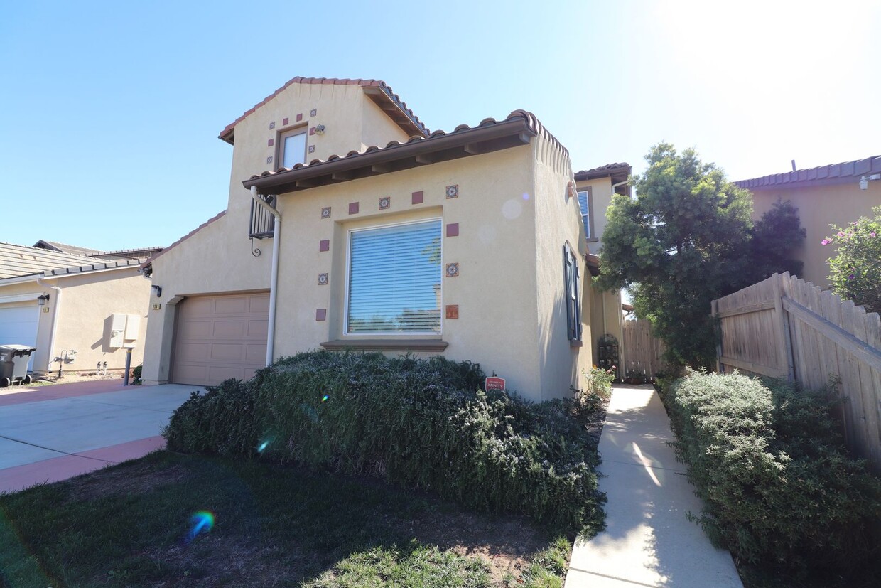 Building Photo - Lovely Harvest Glen Home