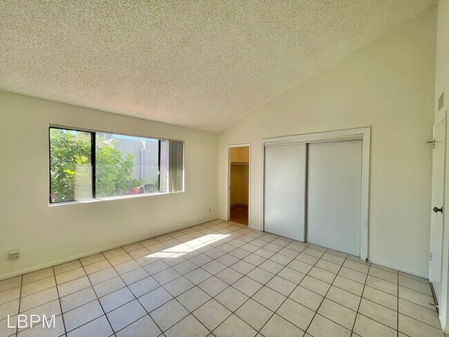 Building Photo - 3 br, 2 bath House - 9541 Woodman Ave #2