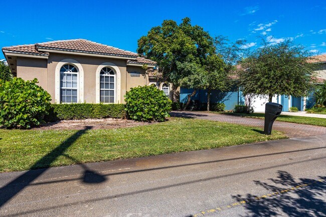 Building Photo - 479 Pine Tree Ct