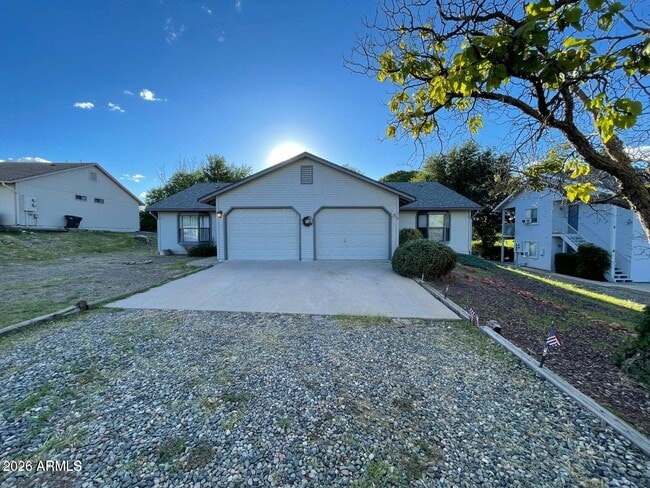 Building Photo - 1030 N Old Chisholm Trail